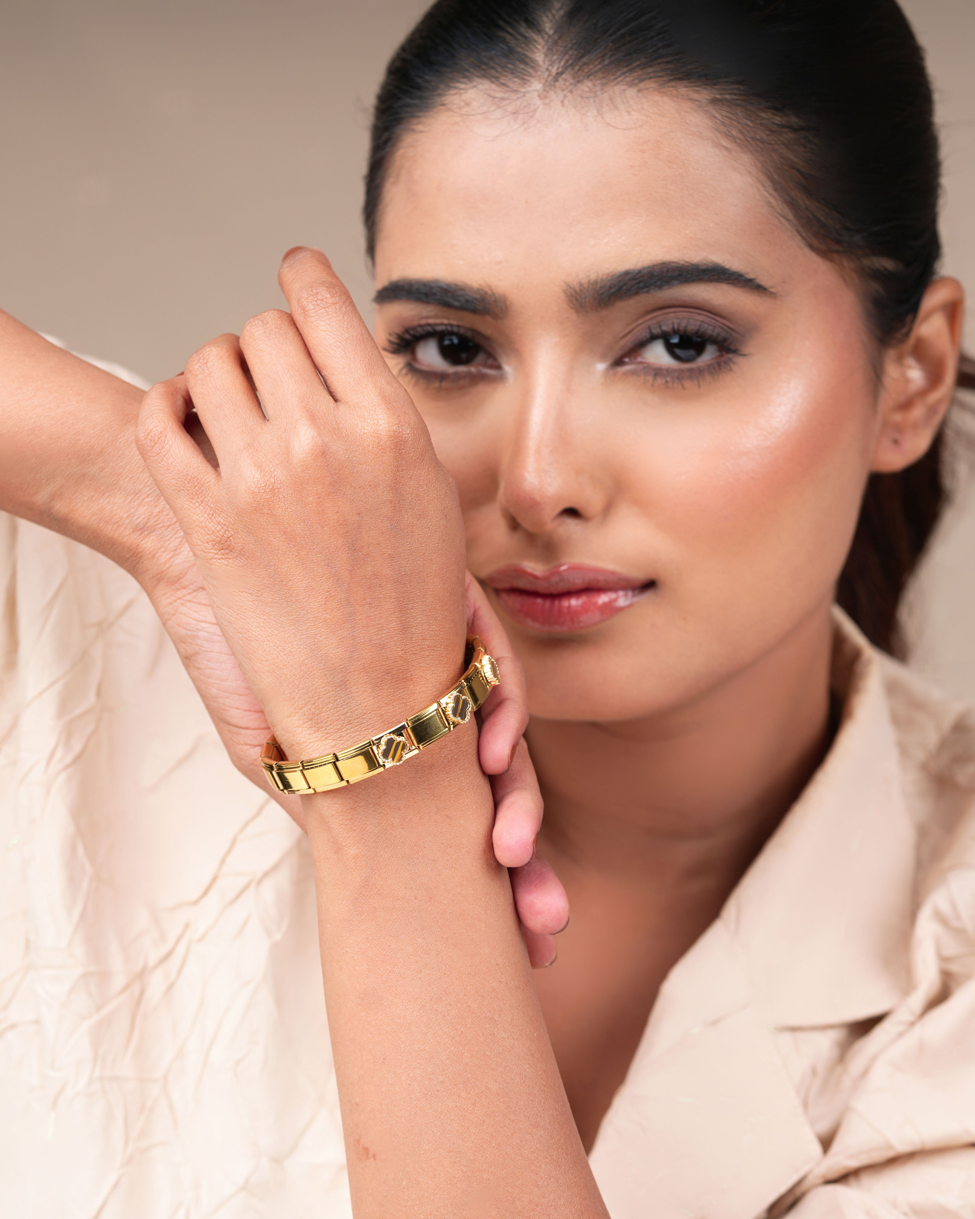 Stylish Mirror Flower Bracelet – Trendy Jewellery for Women & Girls