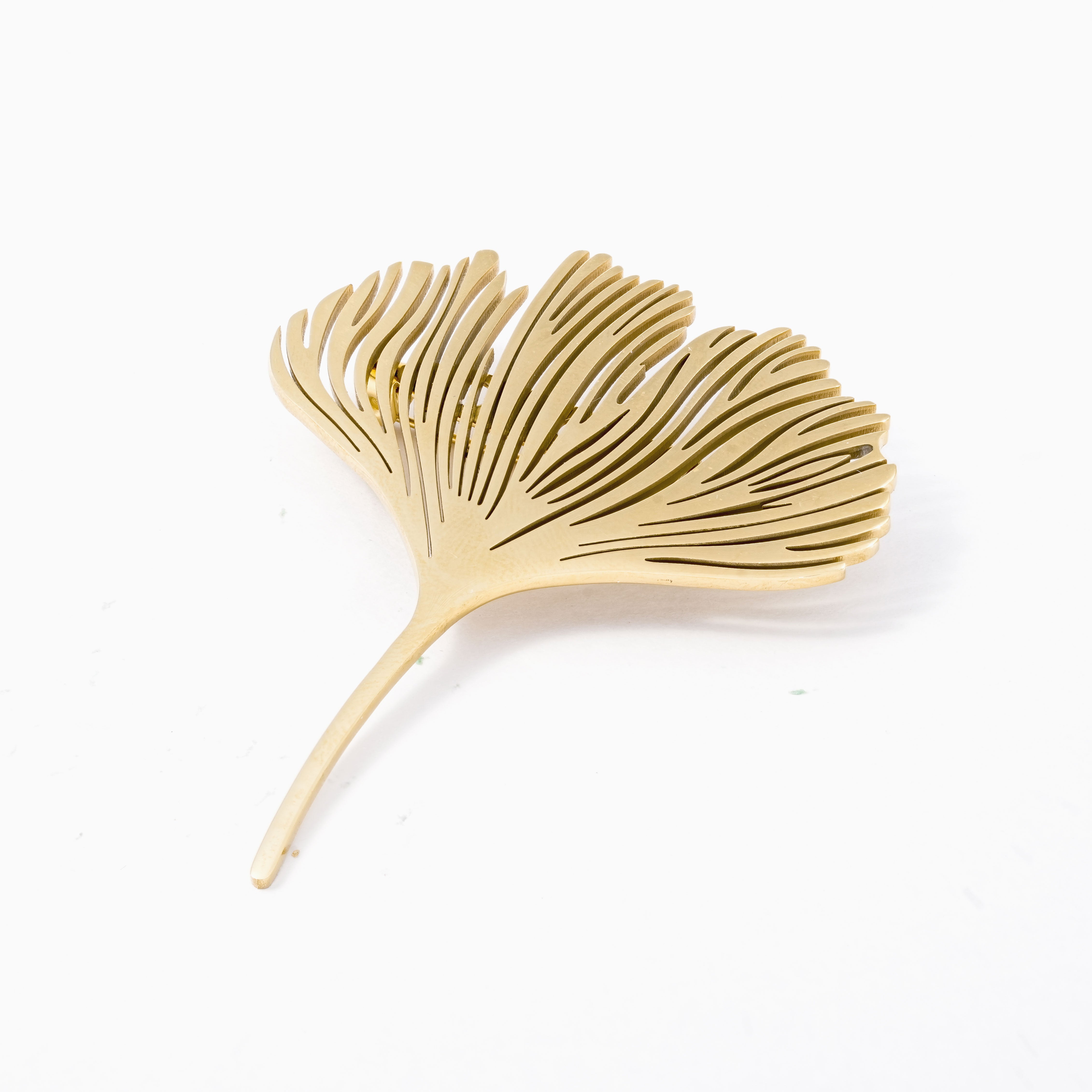 Elegant Leaf Flower Brooch Pin – Nature-Inspired Accessory for Women